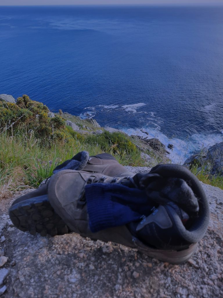 Robert Koch Consultancy advies dit is een afbeelding van wandelschoenen op een klif in Spanje de wandeltoch heeft hem ertoe aangezet om ondernemer te worden